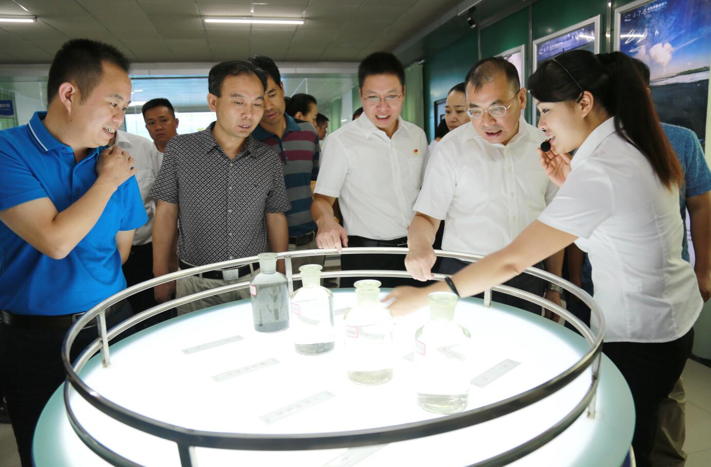 1584690952711617.jpg 2016年9月,时任湖南省怀化市委常委、组织部部长,现任郴州市市委常委、组织部部长江波莅临公司视察.JPG